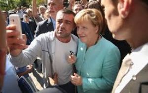 La canciller alemana estrella de un selfie de refugiados, algo que por lo visto una mayoría de alemanes no aprueba