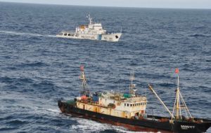 Hace unos días trascendió que otro potero chino, Hue Li 8, por pesca ilegal fue perseguido durante cuatro jornadas hasta que el barco llegó a aguas internacionales