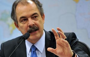 También se vio afectado por las denuncias el actual ministro de Educación, Aloízio Mercadante, uno de los políticos más cercanos a Rousseff