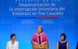 Bachelet volvió a desafiar a los grupos conservadores, en sintonía con la mayor parte de la población chilena que en un 70% aprueba la iniciativa del aborto