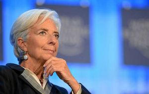 “Fue una buena cosa que se implementaran esas tasas de interés negativas bajo las actuales circunstancias”, apuntó Lagarde en una entrevista desde Vietnam