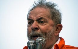 Lula “suspendido” por la Corte, “actuará como ministro informal”, publicó el diario Folha de San Pablo.