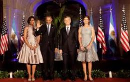 Macri inglés se declaró fascinado con los Obama y muy contento de recibirlos, y a modo de chiste lo “comprometía” a que vuelva a Argentina el año entrante   