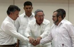 El 23 de septiembre, Juan Manuel Santos y el líder de FARC, Rodrigo Londoño, alias “Timonchenko” se comprometieron a firmar la paz en seis meses