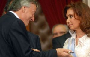 Collins agrega que “Argentina se está desintegrando”, y lo responsabiliza en gran medida a “la mala gestión política y económica durante el régimen de los Kirchner” 