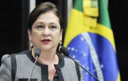 “Continuaremos en el Gobierno y en el PMDB. Del lado de Brasil en el enfrentamiento a la crisis”, sostuvo la ministra Katia Abreu. 