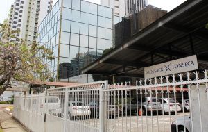 Guardias privados contenían a un creciente pelotón de reporteros en busca de reacciones de algún miembro en el edificio del de los abogados Mossack Fonseca