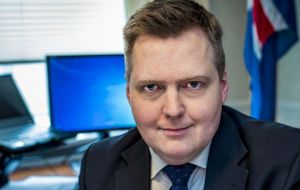 El primer ministro de Islandia, Sigmundur Gunnlaugsson, señalado por haber tenido una sociedad en las Islas Vírgenes Británicas, rehusó este lunes dimitir