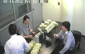 La causa tomó relevancia tras la difusión de vídeos de 2012 que muestran a varias personas, entre ellas el hijo de Báez, Martín contando millones de dólares