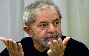 Lula, fundador del PT es investigado por presunta ocultación de bienes procedentes de la trama de corrupción en Petrobras un caso que lleva el juez Sergio Moro. 