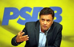 “El PSDB reafirma su compromiso absoluto con la interrupción del mandato de la presidenta por la vía constitucional del juicio político” dijo Aecio Neves