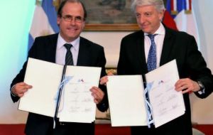 Foradori y el ministro chileno Undurraga Vicuña, (I) suscribieron la constitución de la entidad EBILEÑAS, que unirá Mendoza con la región O'Higgins en Chile.
