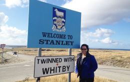 La Cónsul británica en Uruguay Katharine Felton a la entrada de la capital de las Falklands,  Stanley