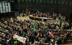 El congreso brasileño salta de algarabía cuando se confirma que el pedido de juicio político alcanzó los votos necesarios 