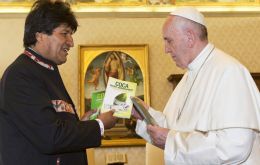 “Se la recomiendo. Yo la estoy tomando y me hace tanto bien. Se la recomiendo así aguanta toda la vida”, le dijo el mandatario boliviano al Papa