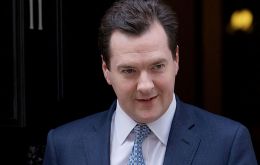  ”El Reino Unido empeoraría, de manera permanente, a un nivel de 4.300 libras (6.100 dólares) al año por hogar”, aseguró Osborne.