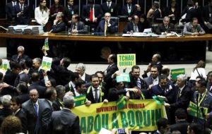 “Hay que entender que este proceso va a traer inestabilidad política al país porque rompe la base de la democracia; se trata de un golpe”, afirmó Rousseff