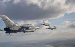 La base MPA de la RAF en las Falklands, con su larga pista de aterrizaje  y sus defensas aéreas son claves para asegurar el puente aéreo 