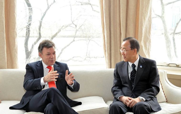 ”Me reuní con el secretario general Ban Ki-Moon (...) sobre cómo iba el apoyo de Naciones Unidas a la verificación del cese al fuego” dijo Santos en Nueva York