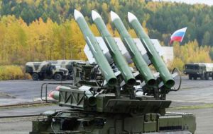 Pinchuk indicó que al día de hoy la industria militar rusa tiene una cartera de pedidos desde el exterior por un valor de 54.000 millones de dólares.