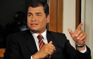 Correa quien goza de alta popularidad gracias a millonarios proyectos de inversión, dijo el año pasado que se retiraría “por lo menos un tiempo” de la vida política.