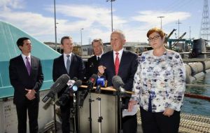 “(Los nuevos submarinos) serán fabricados en Australia, con empleos australianos, con acero australiano, aquí mismo en donde estamos”, dijo el PM Turnbull 