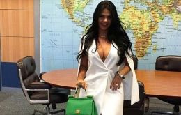 Milena Santos, Miss Bumbum (trasero) 2013, divulgó en Facebook fotos suyas en el despacho ministerial que ocupa su marido Alessandro Golombiwsk Texeira.