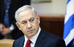 El primer ministro israelí, Benjamín Netanyahu, que ostenta asimismo la cartera de Asuntos Exteriores, dio la bienvenida a la decisión.
