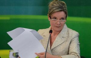 La senadora Gleisi Hoffman pidió sin éxito la nulidad del juicio político que fuera lanzado por Cunha acusado de “desvío de poder” y removido del cargo 
