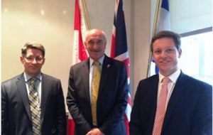 MLA Mike Summers (centro) junto al cónsul general británico en Montreal Nick Baker y el economista Mario Iacobacci 