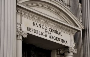 “El 5 de mayo, Argentina pagó US$ 2.700 millones en intereses vencidos sobre bonos que se emitieron en 2005 y 2010 y sobre los que incumplió en julio de 2014”. 