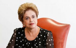 “Un recurso fue aceptado y por eso el proceso está suspendido…por favor tengan cautela, vivimos en una coyuntura de mañas y artimañas”, declaró Rousseff
