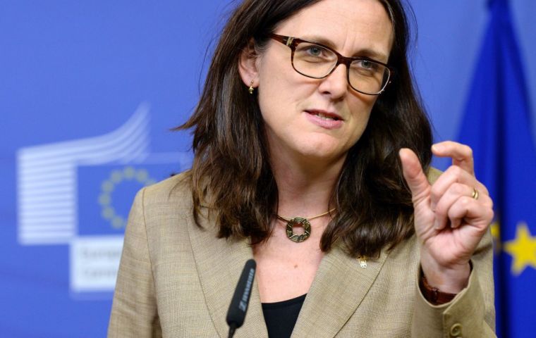 “Intercambio de ofertas hoy entre la UE y el Mercosur. Primer paso para reanudar nuestras negociaciones comerciales”, escribió en un tuit Cecilia Malmstrom.
