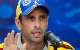 ”Si ustedes trancan la vía democrática nosotros no sabemos qué pueda pasar,  Venezuela es una bomba que en cualquier momento puede estallar”, dijo Capriles