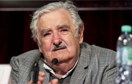 Mujica dijo que respeta al mandatario venezolano pero “eso no equivale a que no le diga que está loco, está loco como una cabra”. 
