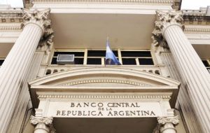 Al sanear las cuentas públicas y cambiar la política de financiamiento, deriva en una menor presión al Banco Central argentinos, agrega el informe.