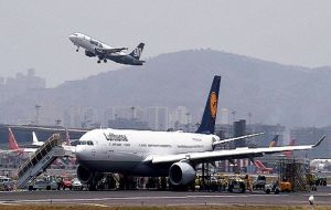 “Lamentamos confirmar que Lufthansa suspende los vuelos a Caracas a partir del 18 de junio”, dijo la aerolínea en un comunicado.