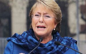 Bachelet con un mínimo de aprobación del 24%, su agenda legislativa empantanada, parece haber perdido el rumbo, dicen observadores políticos.