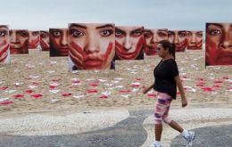 Las prendas íntimas representan las 420 mujeres que son violadas cada tres días en Brasil, donde se calculan 50.000 ataques sexuales contra mujeres por año