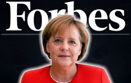 “Su último acto ha sido el más valiente, ejercer su poder con la estrategia geopolítica más curiosa: el humanismo absoluto”, señaló la revista sobre Merkel
