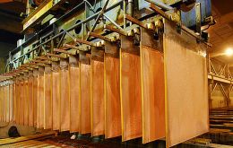 “Chile, el mayor productor de cobre del mundo, ha suspendido o reducido la producción en varias minas de cobre, desacelerando la economía” apunta el BM