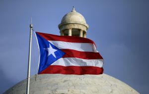 El congreso de EE.UU. confirió autoridad para crear la constitución de Puerto Rico, y por tanto es la fuente original de poder para los fiscales de Puerto Rico