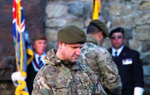 Colin Summers, un integrante de la Fuerza de Defensa de las Falklands inclina su cabeza en señal de respeto al pie del Monumento a la Liberación 