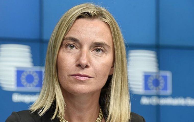 “Es prioritario para la UE asegurarnos de que la situación mejora y que los esfuerzos de mediación cuenten con todo nuestro apoyo unido”, afirmó Mogherini