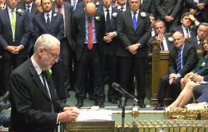 Cada miembro del Parlamento portaba en su ojal una rosa blanca en señal de respeto a su colega parlamentaria en la reunión extraordinaria