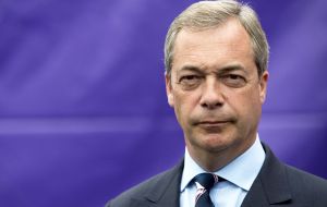 El jefe del partido independiente Farage defendió el aviso: “La intención es utilizar el cartel para mostrar que UE es en todos los sentidos un proyecto fracasado”. 