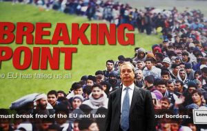 El polémico cartel muestra una imagen de inmigrantes no blancos que hacen fila para entrar a Europa bajo el lema “Breaking Point” (“Punto de ruptura”)