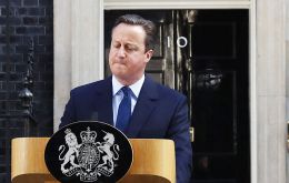 Cameron informó que las negociaciones con Bruselas para establecer el proceso de ruptura del Reino Unido de la UE deberán hacerse con otro líder