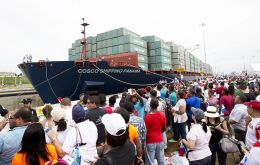 El barco de la naviera China Costo pagó US$586.000 en concepto de peajes y tiene una carga de 9,500 teus. Salió del puerto Pireo en Grecia y va a Corea del Sur.