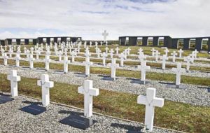 Están previstas varias visitas al cementerio argentino y a la localidad de Goose Green próxima al camposanto
